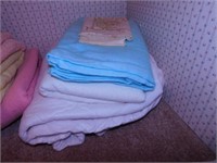 Mattress cover - 2 lightweight blankets - 2
