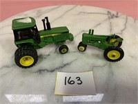 2 John Deere tractors 1/64