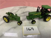 2 John Deere tractors 1/64