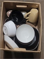 Box of miscellaneous dishware