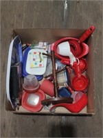 Box of miscellaneous kitchen items