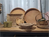 Lot of wicker baskets and decor items