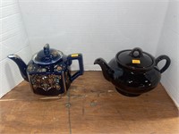 2 vintage tea pots