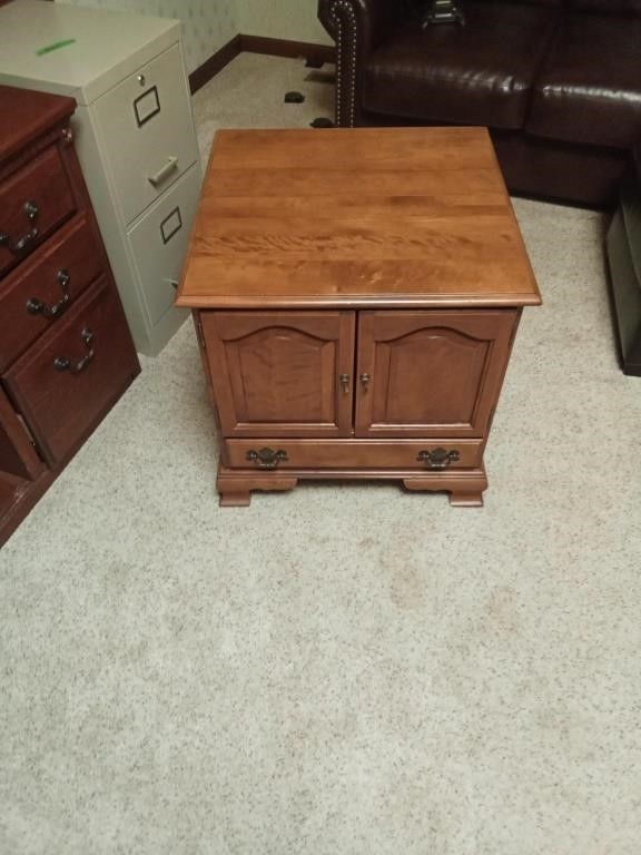 Ethan Allen solid maple end table with