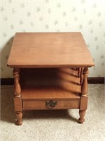 Ethan Allen maple table with one drawer
22x23x23