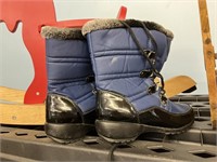 pair of womens 6.5 M  snow boots weather proof