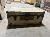 (1) VTG. LARGE STEAMER TRUNK