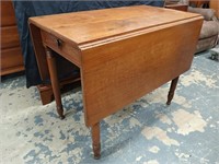 Period Sheraton drop leaf table with dovetailed
