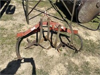 1044) 3 Cultivator 3pt hitch plows