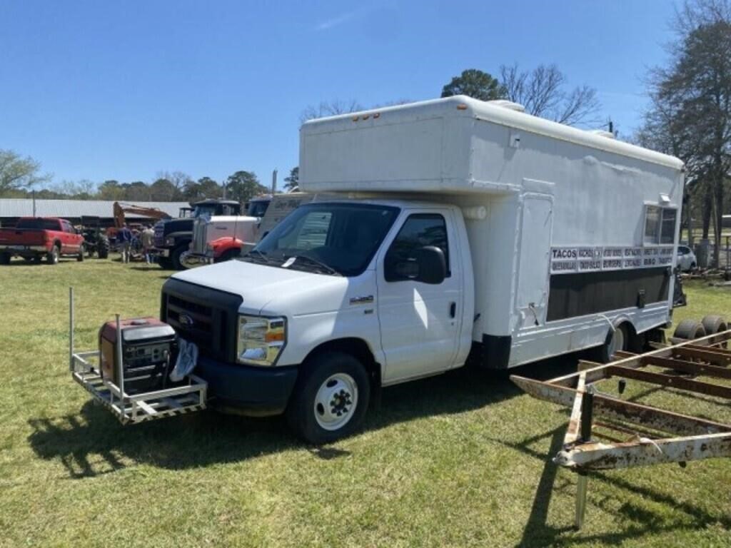 1268) 2018 Ford E350 Food Truck w/6100 miles,