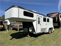 1379) 2001 Wrangler 2-horse slant w/sleeper,