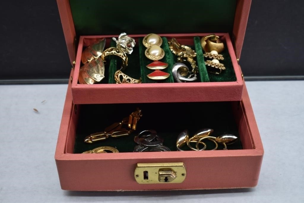 Vintage Jewelry Box w/ assorted jewelry