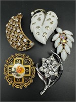 Vintage brooches lot