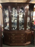 Ethan Allen China cabinet *broken glass on one sid