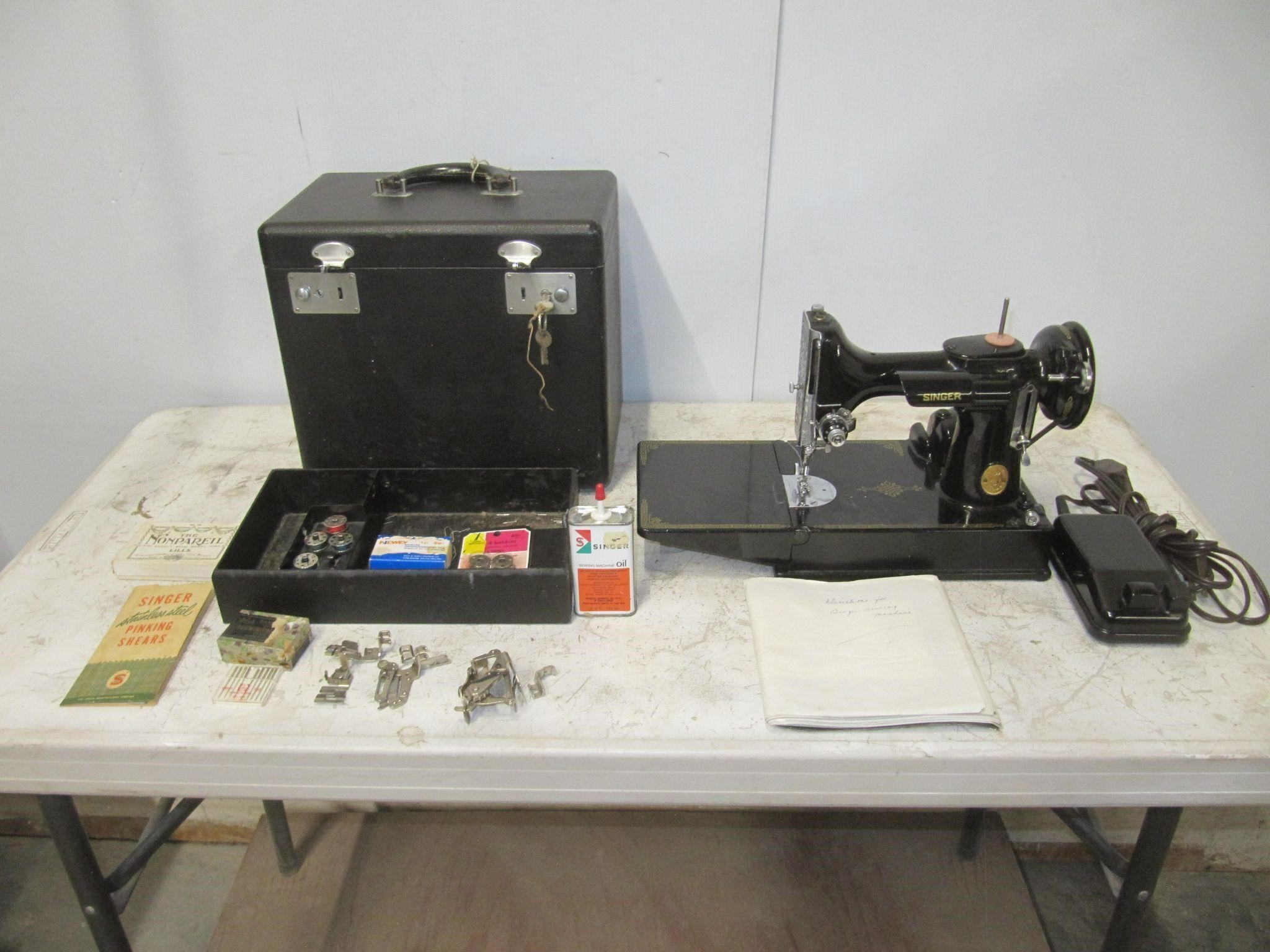 SINGER 221 FEATHERWEIGHT SEWING MACHINE