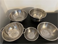 Mixing bowls/ Strainer