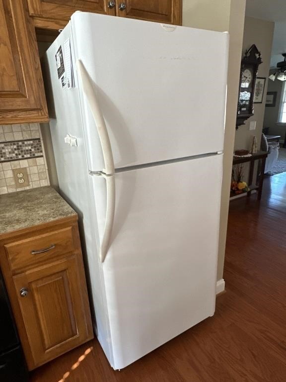 Frigidaire Refrigerator w/ Ice Maker 30 1/2” x