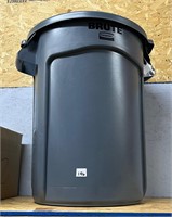 Rubbermaid Brute, Large Outdoor Trashcan