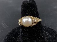 Vintage 14kt gold, pearl and diamond ring size 7 1