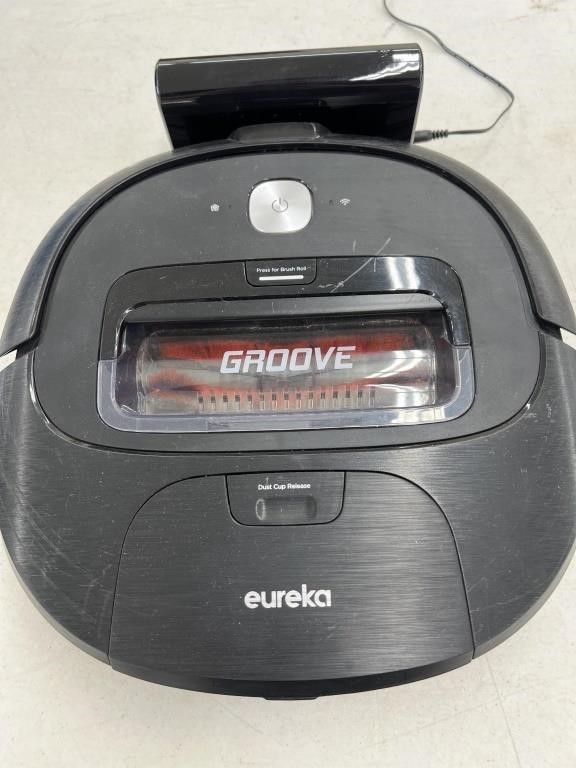 Eureka Groove Robot Vacuum (powers on)