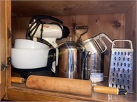 Group of vintage kitchen items