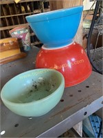 2 pyrex bowls and jadeite bowl
