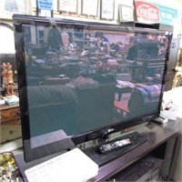 LG 42" FLAT PANEL TV W/ REMOTE