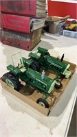 Oliver toy tractors (2)