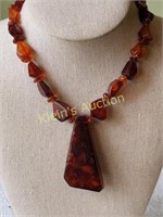 graduated amber bead pendant necklace w/inclusions