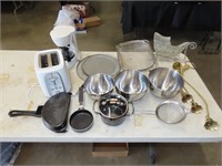 Table Lot of Kitchenware