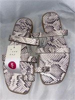 NWT- women’s size 5W snake skin sandals