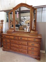 Beautiful Wooden 2 Pc Dresser w/ Mirror