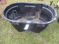 1232) Rubbermaid water tub