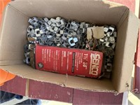 1024) Box of roofing plywood clips