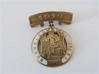 VINTAGE 1919 SUMMO COMMISSO MISSI 10K GOLD PIN