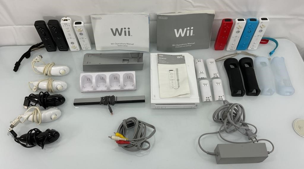 Wii CONSOLE RVL-001 w/accessories