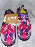 NWT- UNN kids water shoes size 36/5.5