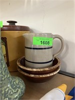 HULL POTTERY BOWLS / STONEWARE PITCHER