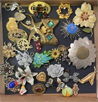 Assorted Vintage Jewelry & Brooches