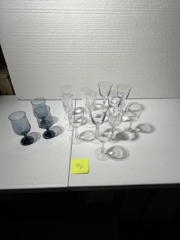 ESTATE SALE ONLINE AUCTION GLASSWARE JEWELRY COLLECTIBLES
