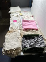 LOT OF TABLE LINENS