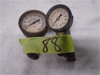 2 pressure gauges