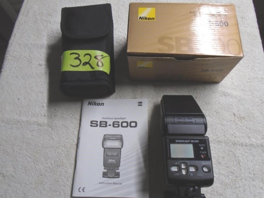 Nikkon speedlight SB-600 w/ case
