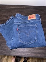 Women’s Levi’s size 16 (33) appear new