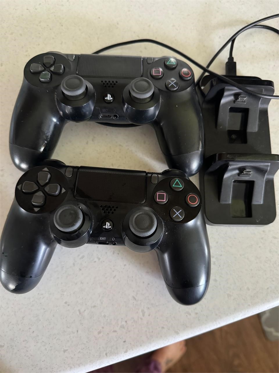 2 PS4 controllers w/ charging station tested work