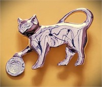 ADORABLE VINTAGE SILVER CAT PLAYING W/BALL BROOCH