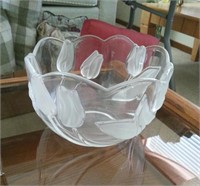 FROSTED RAISED TULIP SCALLOPED RIM BOWL