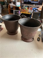 Lot of 2 flower pots