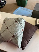 Lot of 2 throw pillows