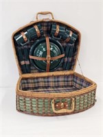 PICNIC BASKET WITH DISHES